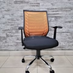 Кресло Barneo K-138 для персонала (черная ткань оранжевая сетка) в Кировграде - kirovgrad.mebel24.online | фото
